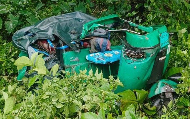 ট্রেনের ধাক্কায় অটোরিকশা ছিটকে প্রাণ গেল মা-মেয়ের